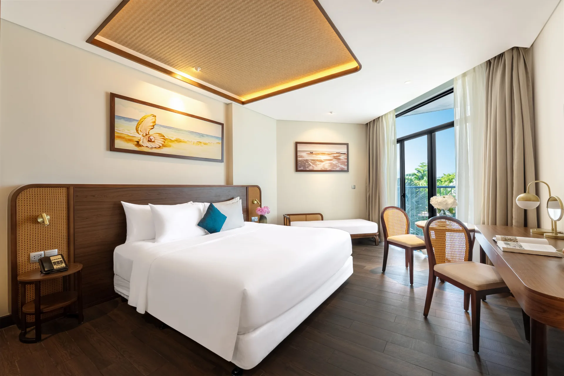 Premier Deluxe King with Partial Seaview	