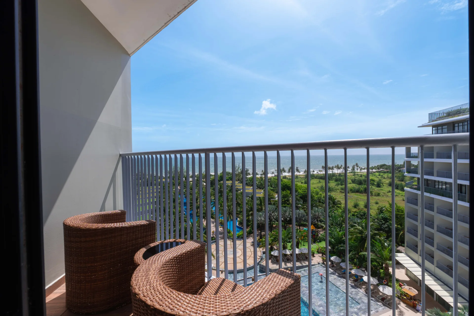 Premier Deluxe King with Partial Seaview	