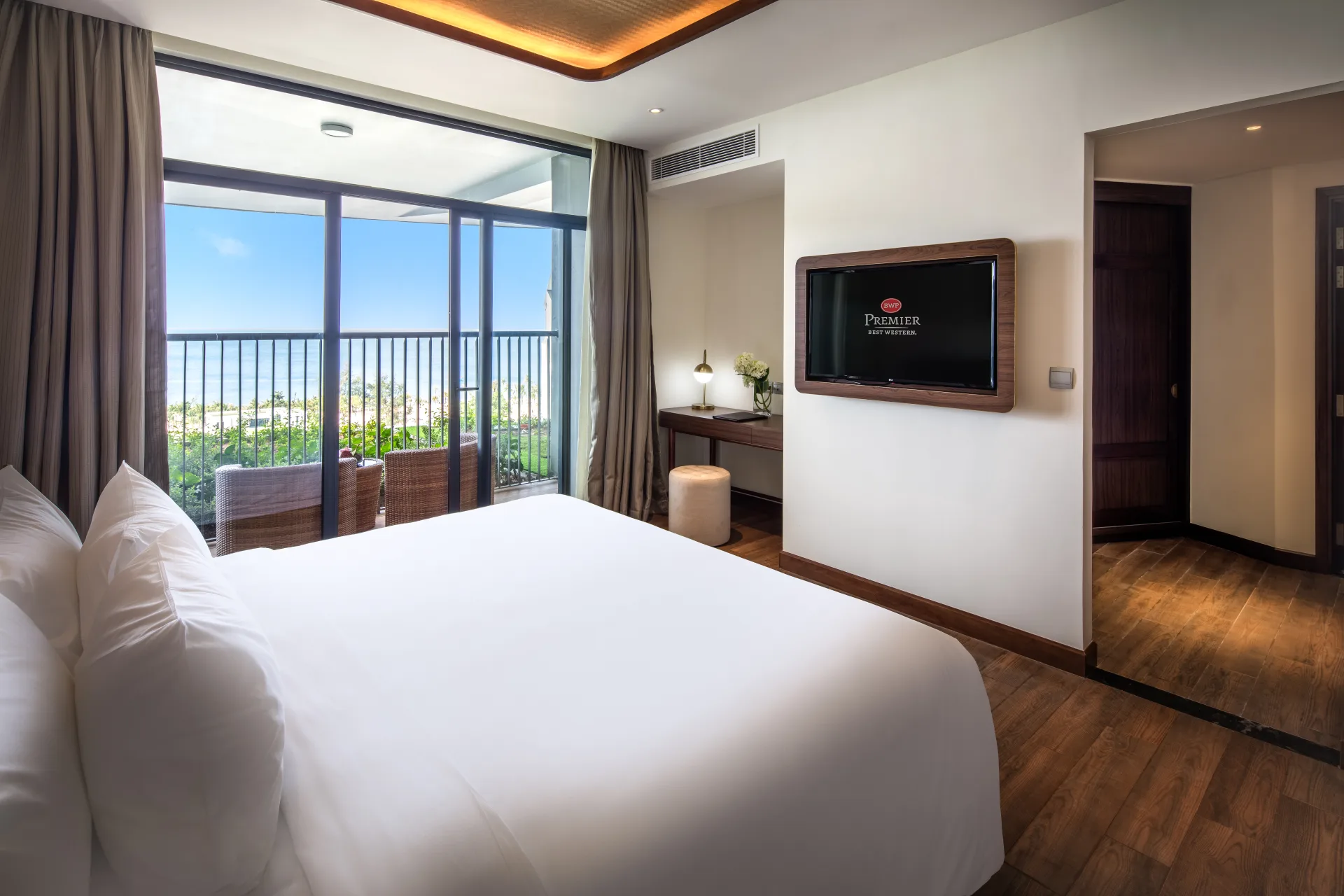 Executive Deluxe King with Sea View	