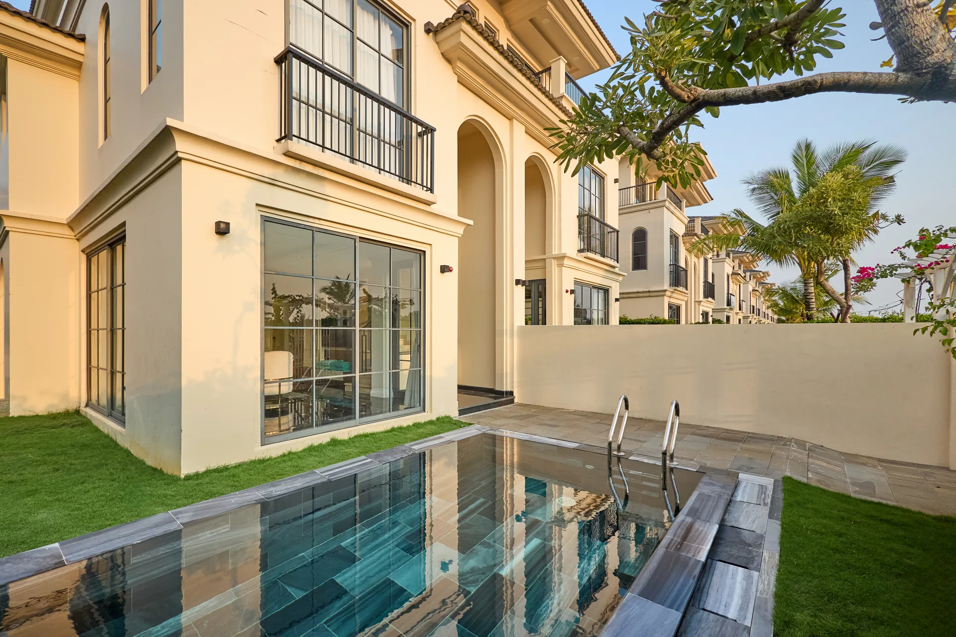 Grand 4-Bedroom with Pool