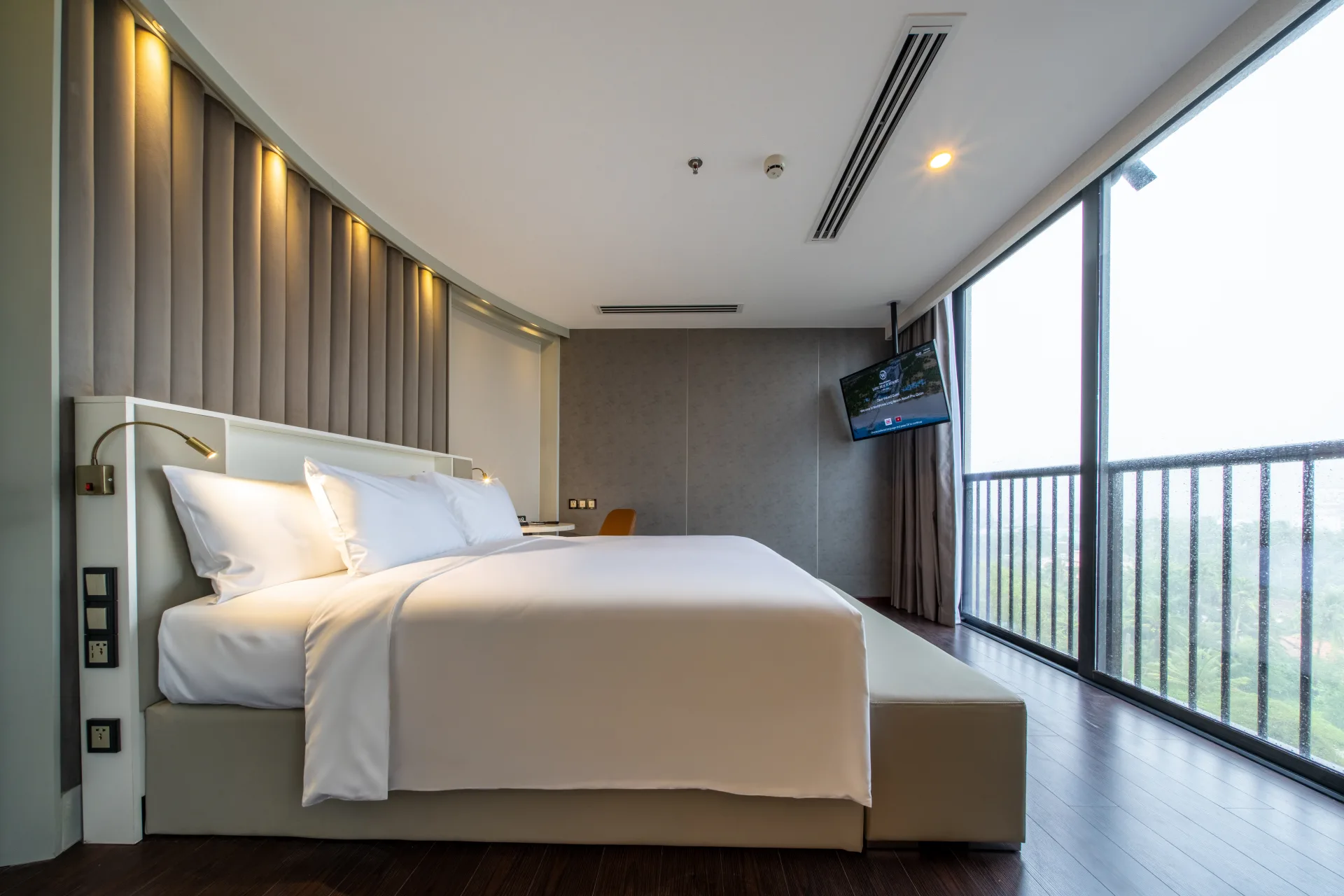 Family Partial Seaview with Balcony