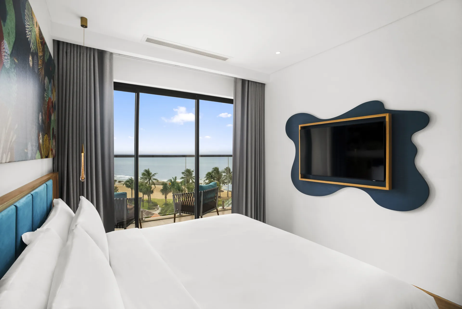 Family Suite – 1 King + 1 Twin 