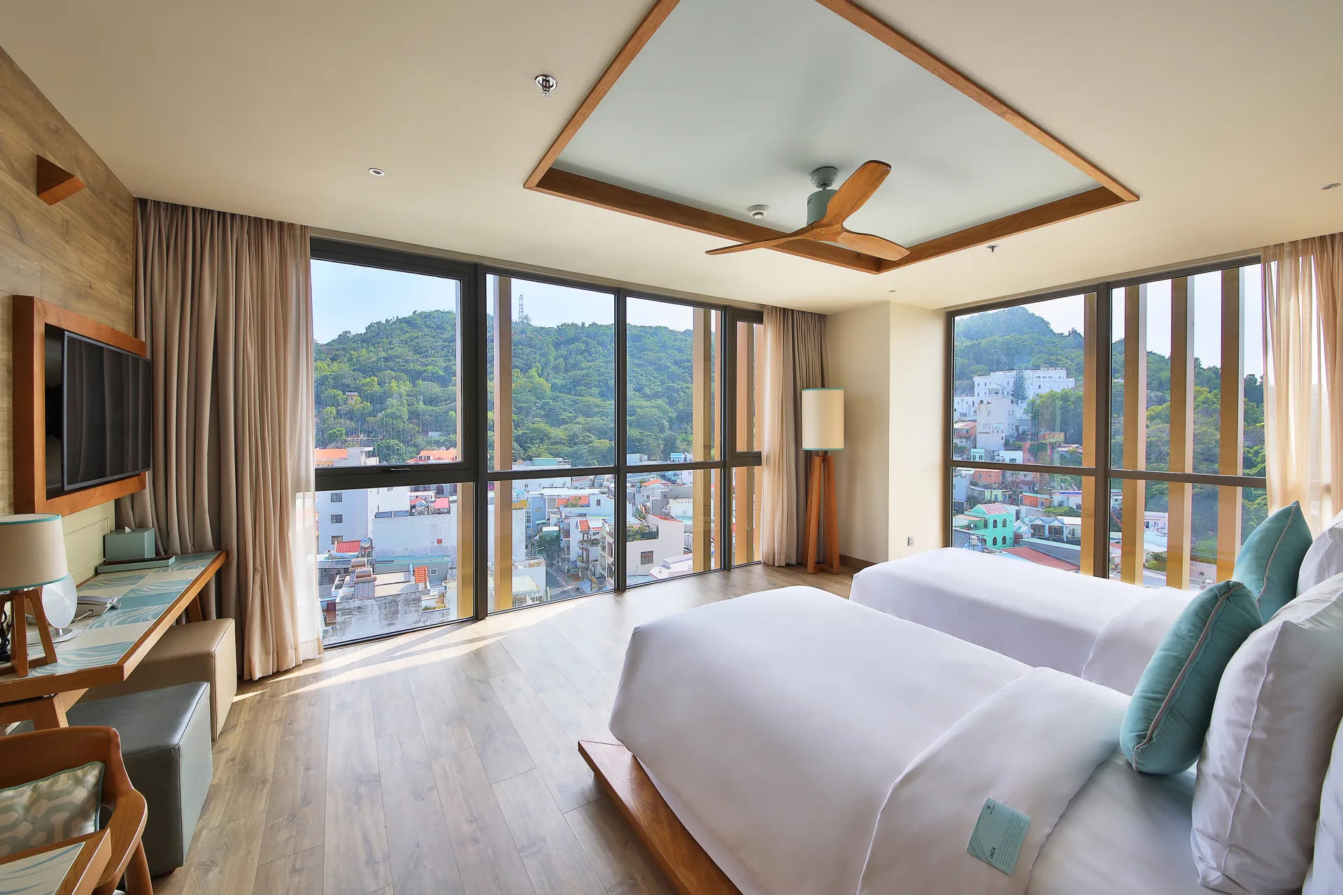 Deluxe Suite City View