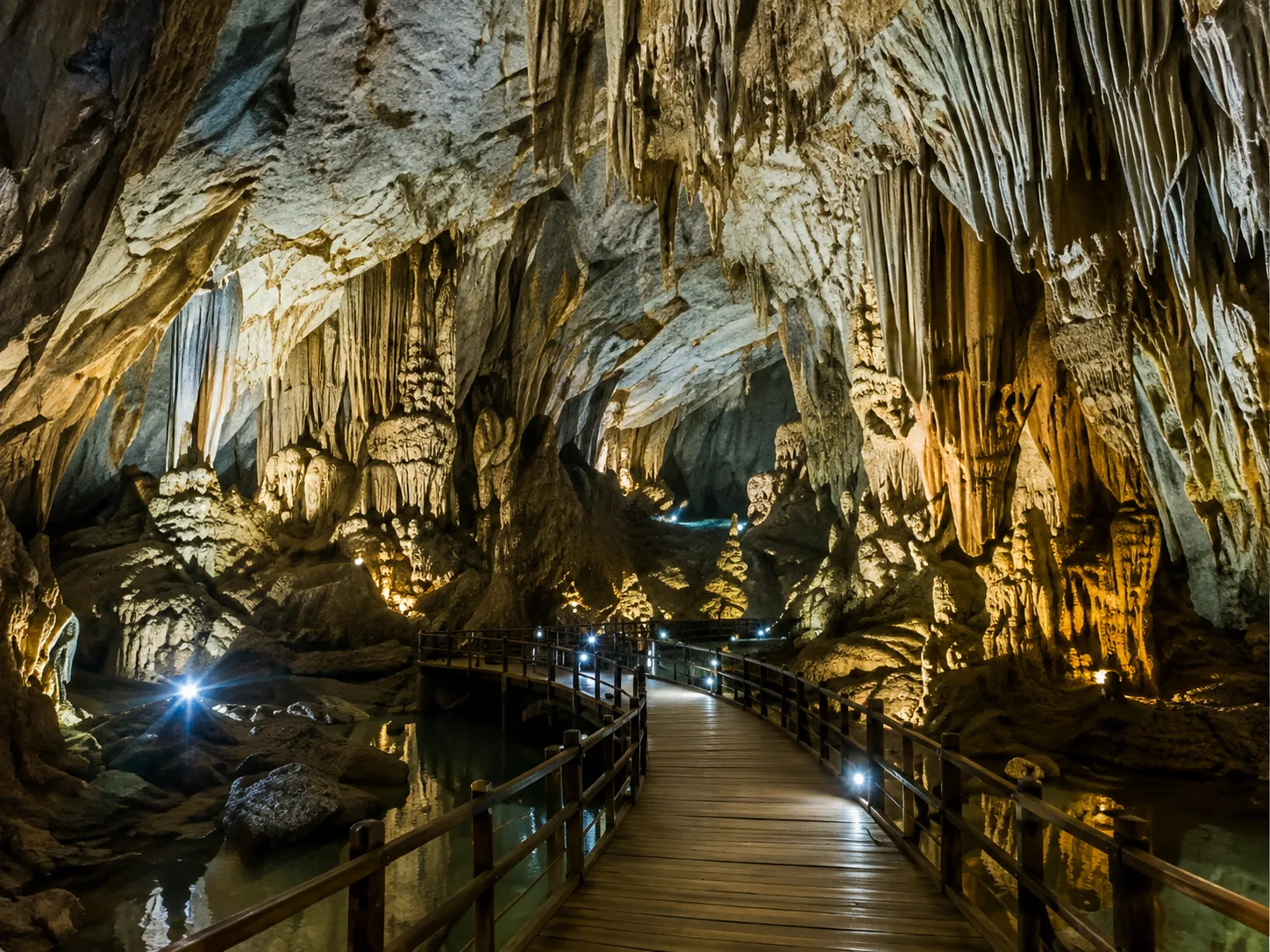 Ngày 7: Huế – La Vang – Vĩ tuyến 17 – Động Thiên Đường/Phong Nha – TP.HCM