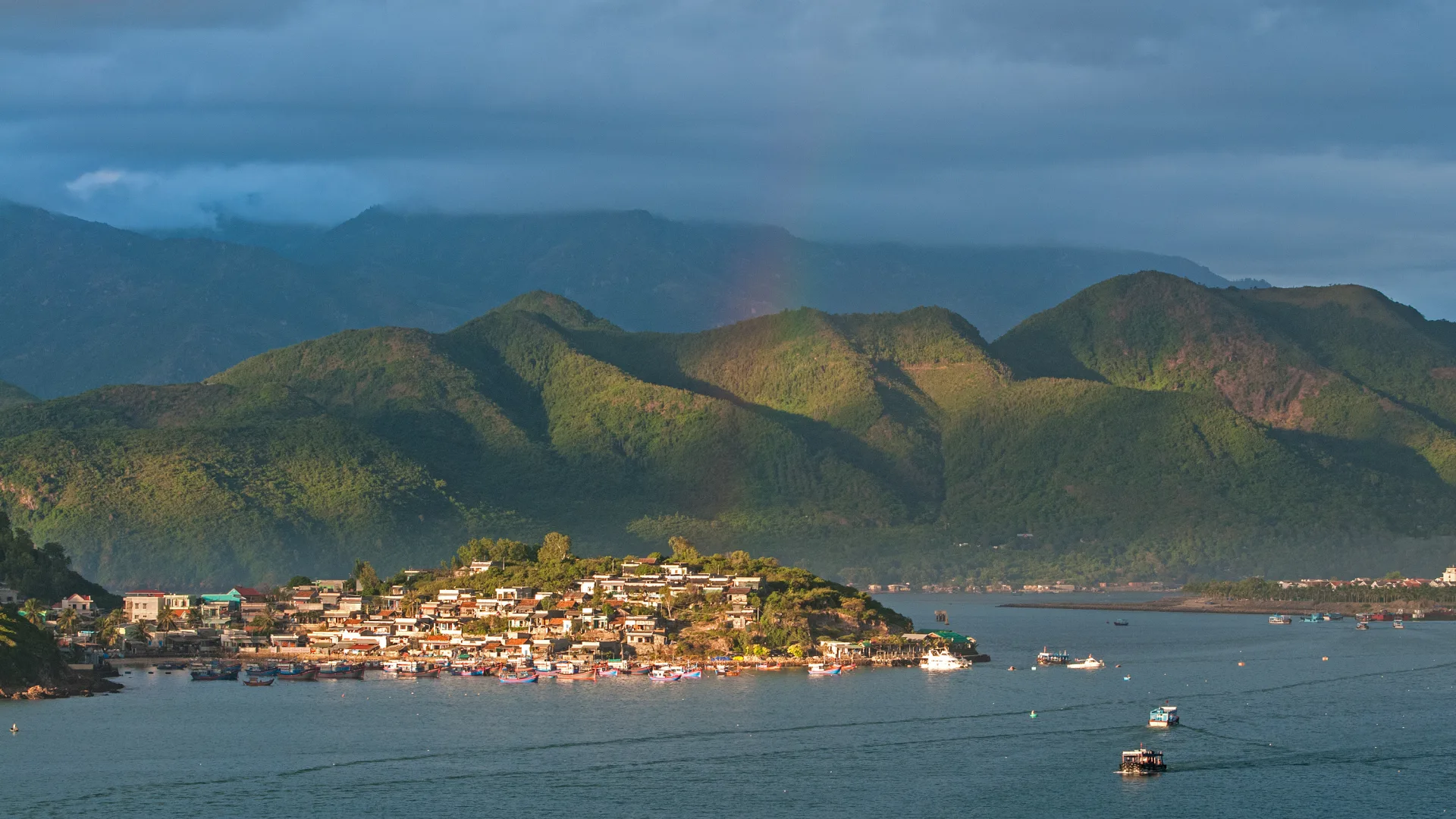 Day 1: Ho Chi Minh City – Nha Trang – Hon Tre – Vinpearl Harbour & Evening Shows