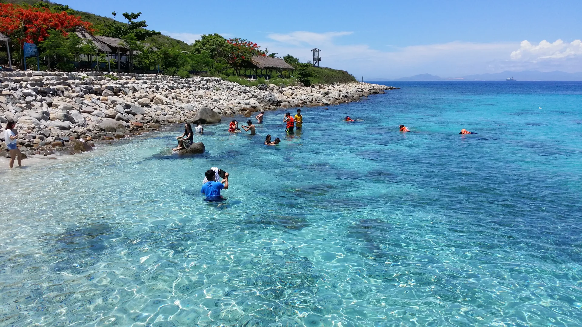 Day 3: Hon Mun – Con Se Tre/Fishing Village – Bai Soi – Seafood Buffet & Show