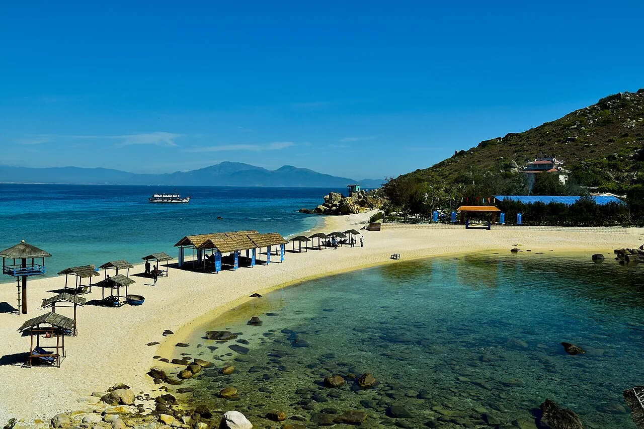 Ngày 1: TP.HCM – Nha Trang – Vinpearl Harbour / Du thuyền hoàng hôn