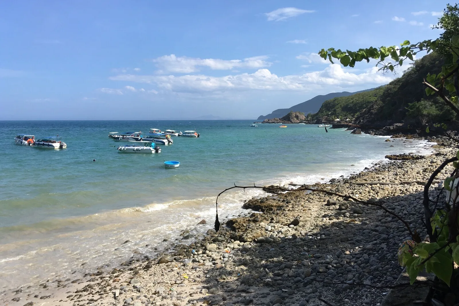 Ngày 2: Khám Phá Biển Đảo Nha Trang – Bãi Tranh – Con Sẻ Tre – Bãi Sỏi