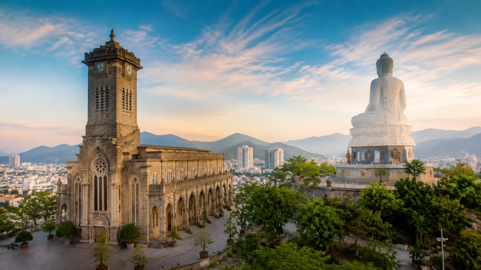 City tour Nhà thờ Đá – Chùa Long Sơn