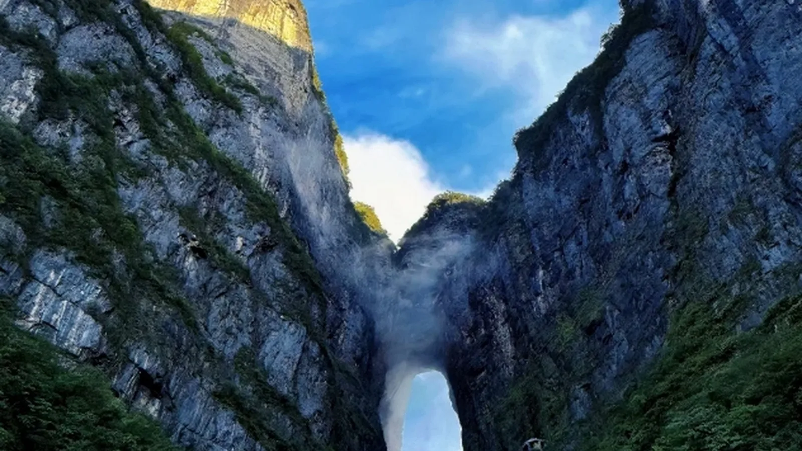 Hanoi – Zhangjiajie – Fenghuang Ancient Town – Morong Miao Village – Tianmen Mountain 5D4N