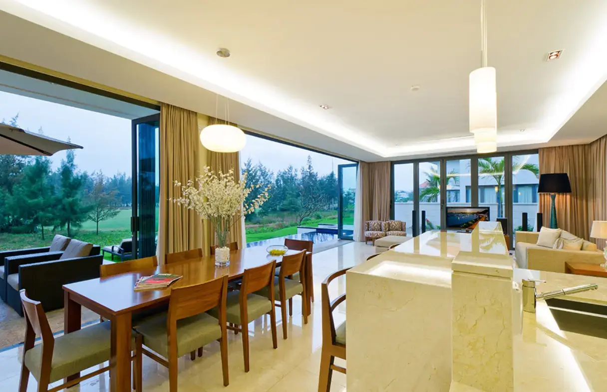 Không gian sinh hoạt chung tại villa Đà Nẵng 4 người, thuận tiện ăn uống và trò chuyện