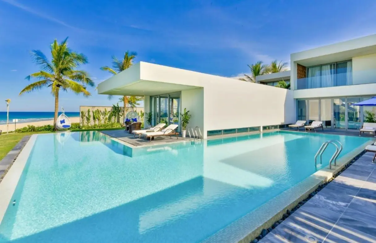 Villa Đà Nẵng sát biển có view trực diện ra biển xanh và bể bơi riêng