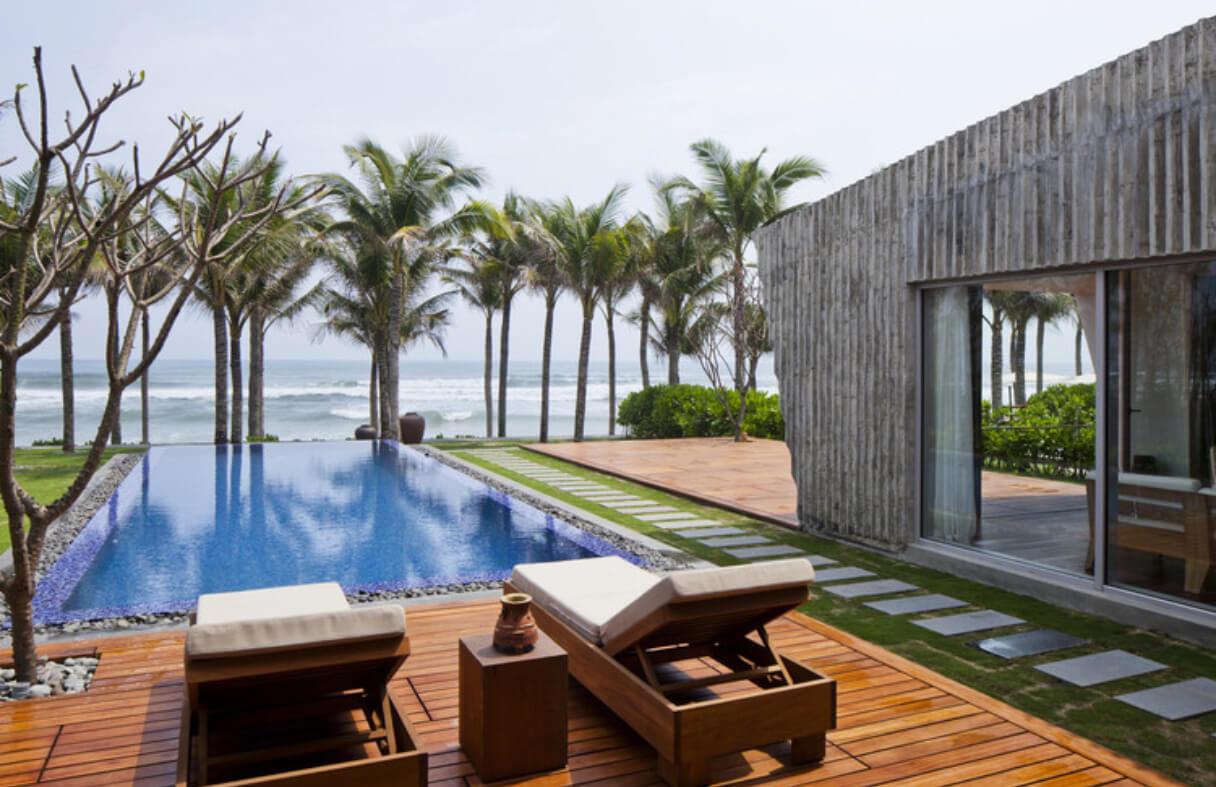 Không gian villa Đà Nẵng có hồ bơi riêng phù hợp tổ chức tiệc tối hoặc sinh nhật nhỏ