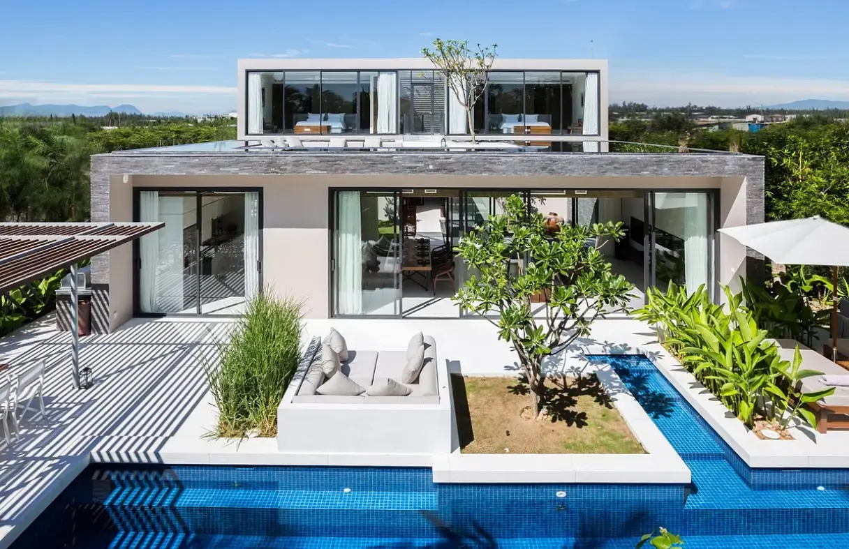 Tổng thể căn villa Đà Nẵng với hồ bơi riêng và sân vườn rộng, không gian nghỉ dưỡng biệt lập.