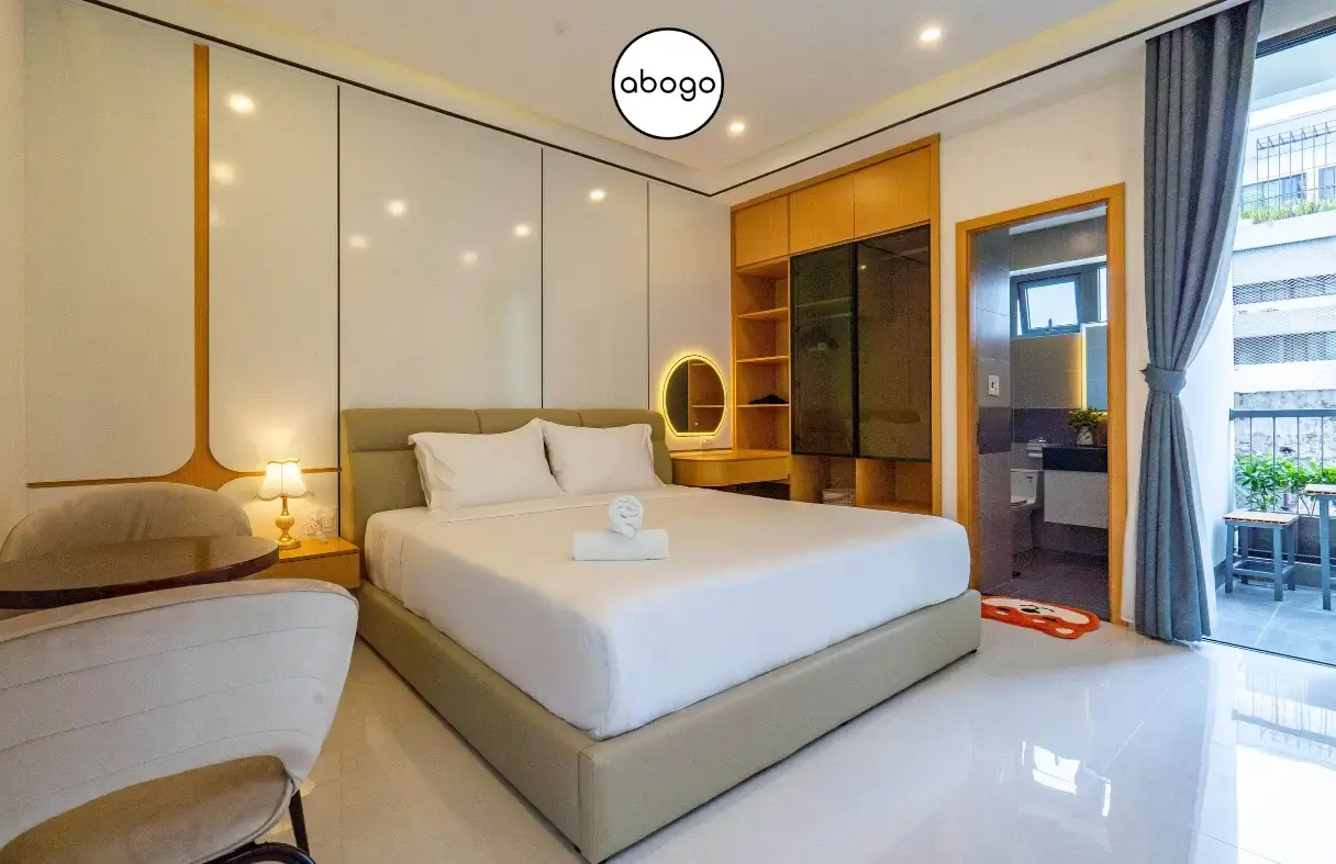 Phòng ngủ giường siêu King tại Strawberry My Khe Beach Villa có ban công riêng