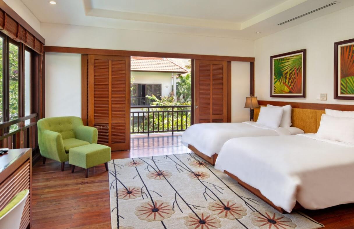 Comparing advertised photos and real conditions of Da Nang villas